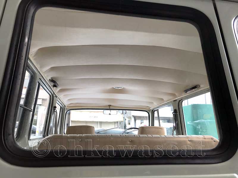 自動車シート張替えC-32/三菱JEEP　J38　後部窓から見た天井部分