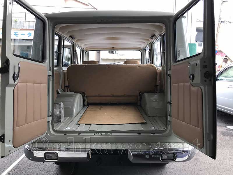 自動車シート張替えC-32/三菱JEEP　J38　後部荷室ドアを開けた全景