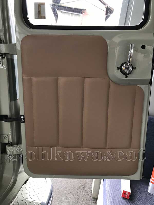 自動車シート張替えC-32/三菱JEEP　J38　後席右ドア内張り張替え