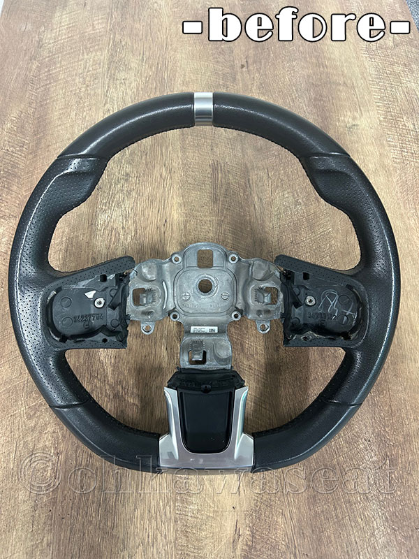 自動車シート張替えC-63/ABARTH　ステアリング張替え施工前